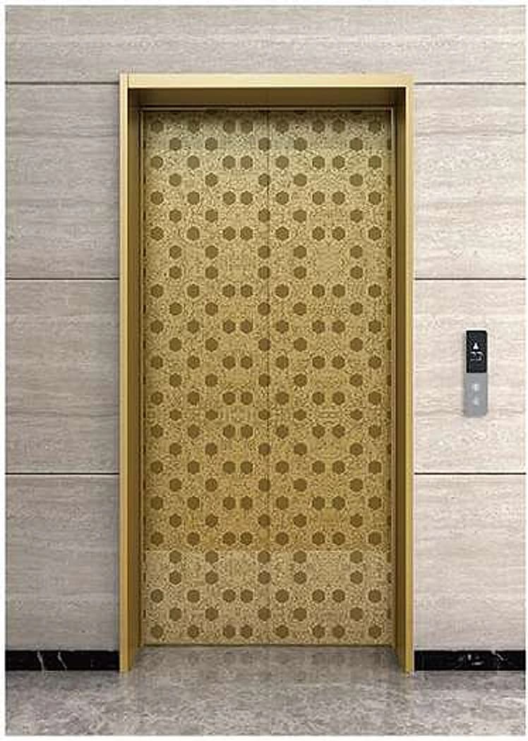 Porta de elevador dourada com padrão decorativo.