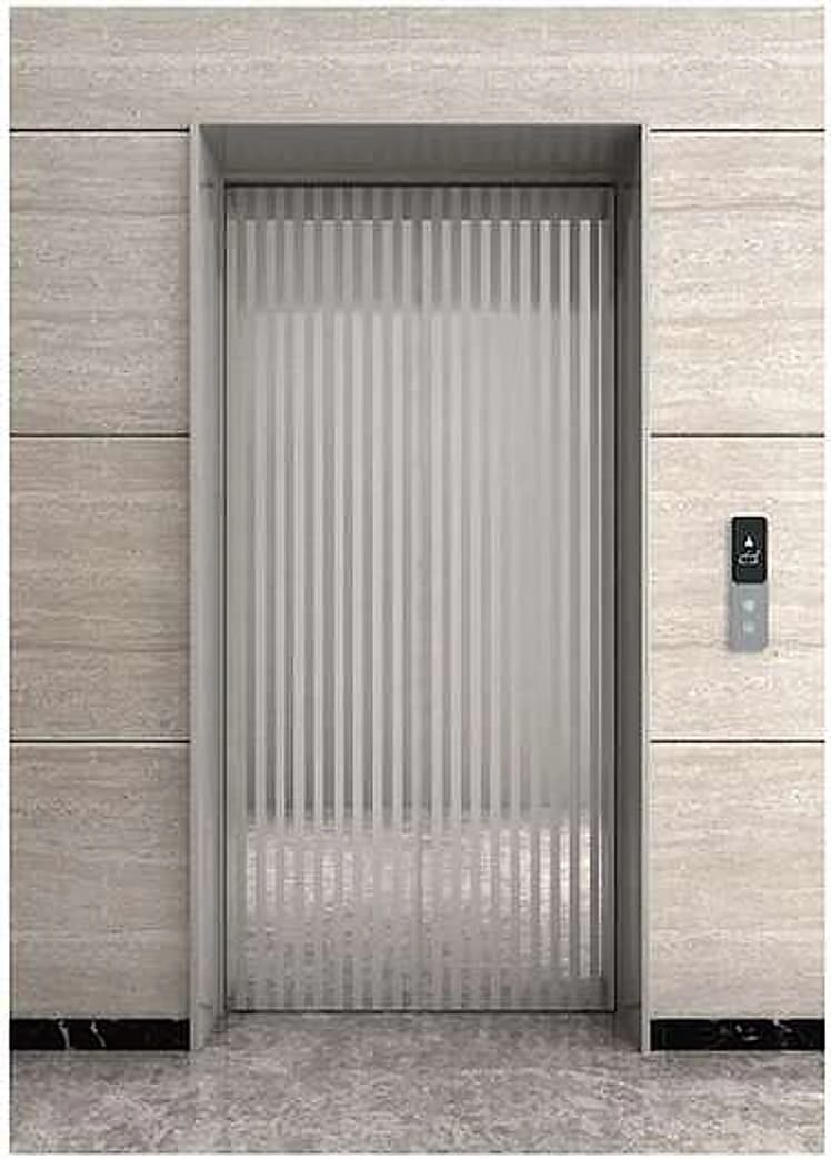 Porta de elevador em aço inox com linhas verticais.