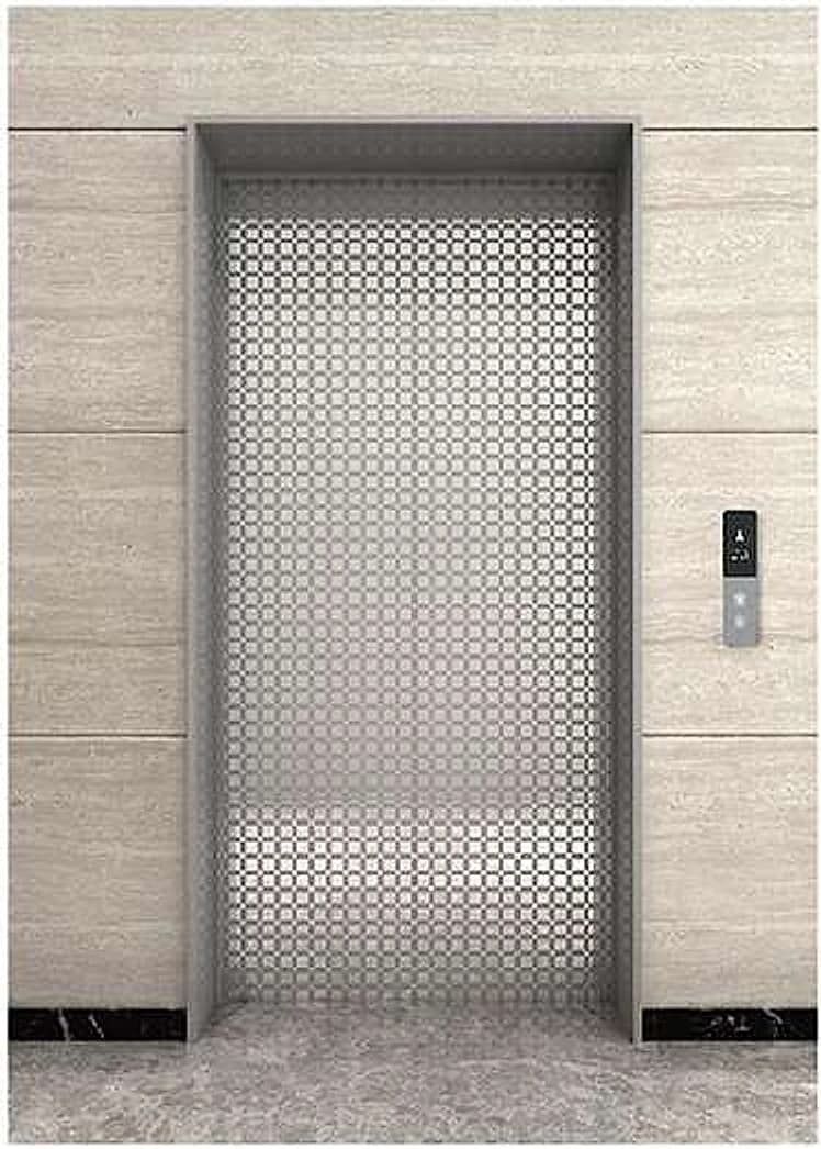 Porta de elevador em aço inox com padrão perfurado geométrico.
